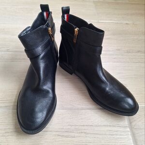 Tommy Hilfiger Women's Black Rumore Ankle Boots w/Gold Logo Hardware - Size 7.5
